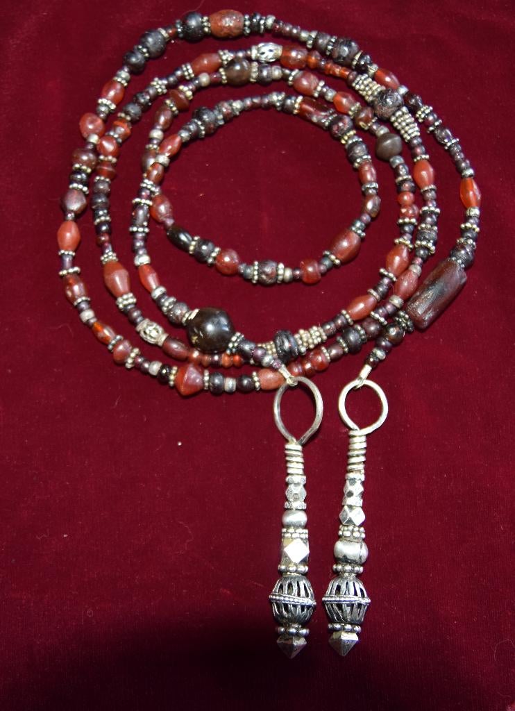 Halsketting antieke granaten en agaat - bodemvondst Jemen, Sieraden, Tassen en Uiterlijk, Antieke sieraden, Ketting, Zilver, Met edelsteen