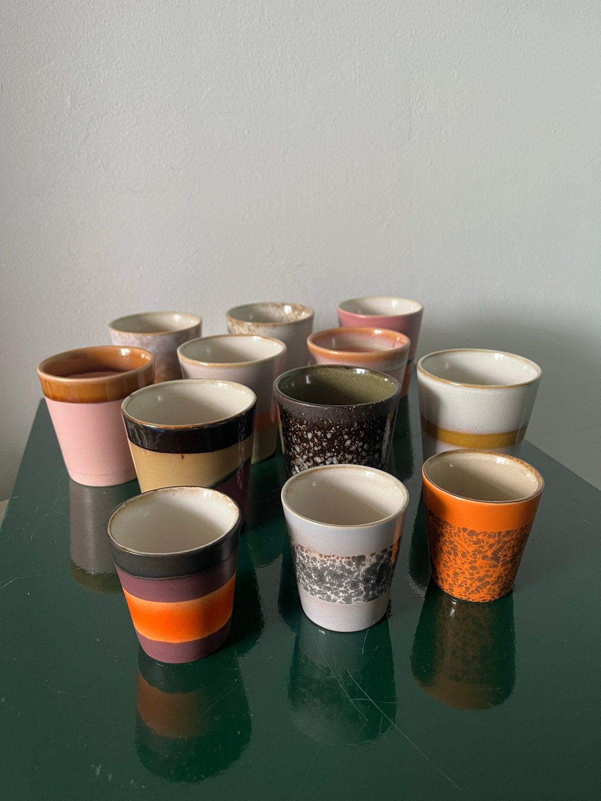 HK living set van 12 kopjes (3 klein, 9 groot) zonder oor, Ophalen of Verzenden, Zo goed als nieuw, Overige merken, Kop(pen) en/of Schotel(s)