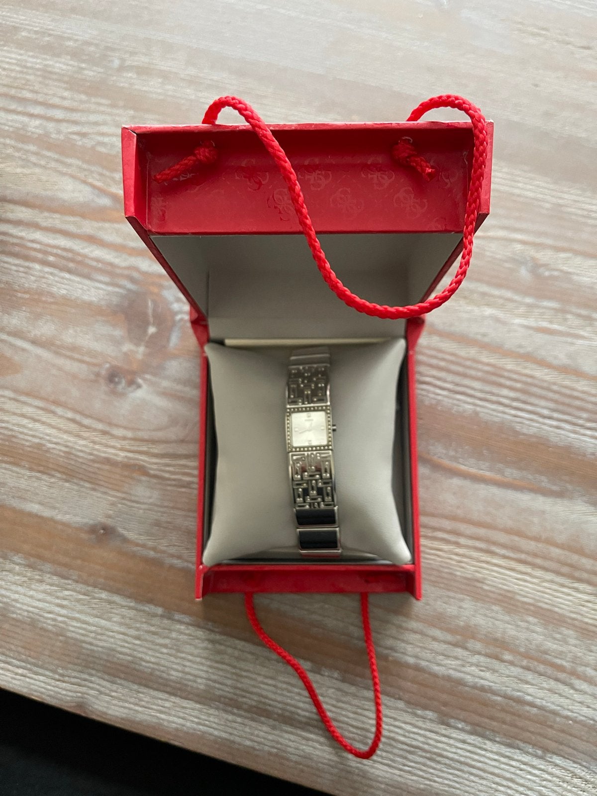 Stalen dameshorloge met SWAROVSKI op de Guess-logo’s, Sieraden, Tassen en Uiterlijk, Ophalen, Zo goed als nieuw, Polshorloge, Guess