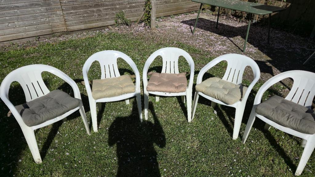5 Witte kunststof tuinstoelen met kussens, Tuin en Terras, Ophalen of Verzenden, Gebruikt, Kunststof, Stapelbaar
