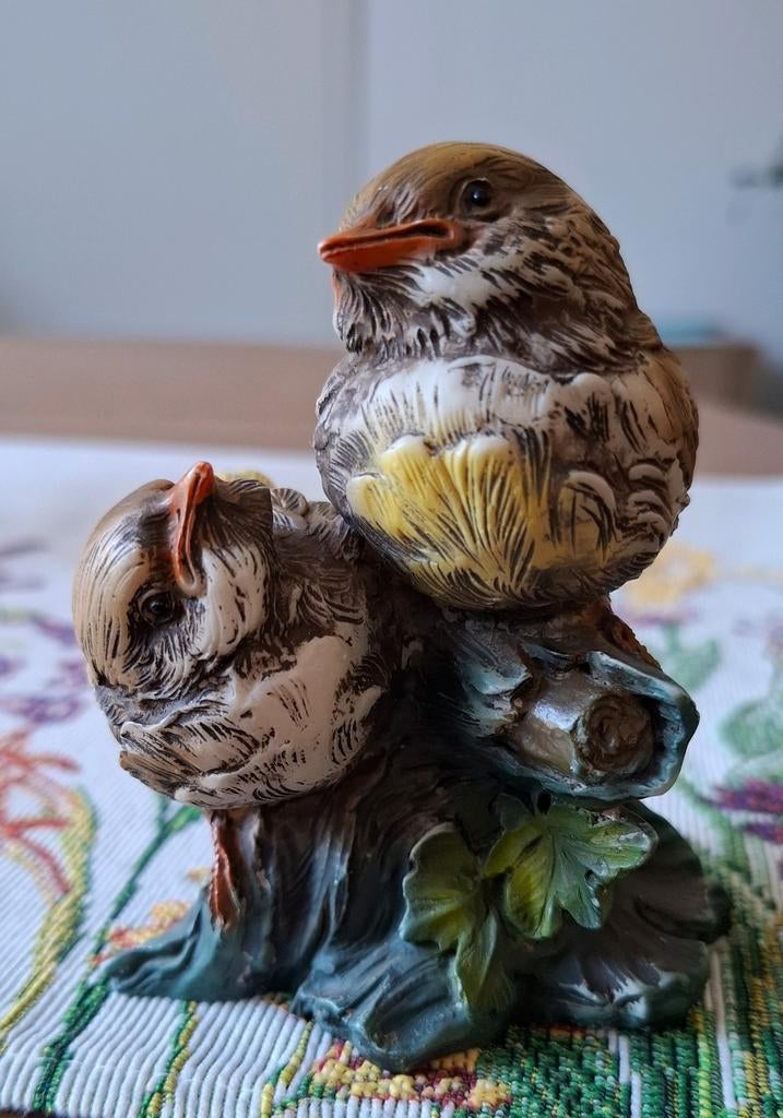 beeldje van twee vogeltjes op een tak handgeschilderd, Meerkleurig, Overige materialen, Ophalen of Verzenden, Landelijk