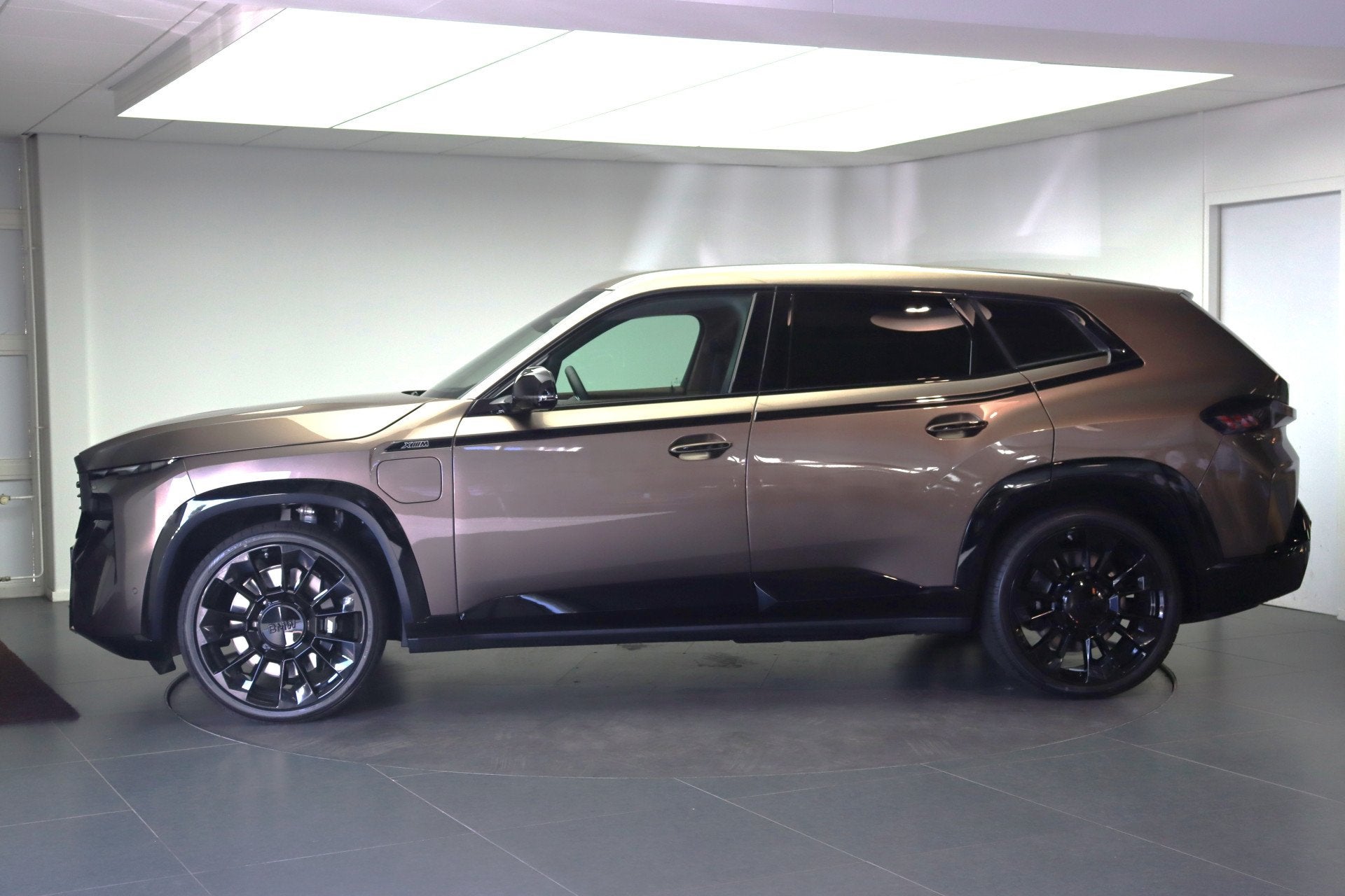 BMW XM PHEV 50e / Trekhaak / Bowers & Wilkins / Adaptief M O, Auto's, BMW, Automaat, Zwart, Bruin, 23 km/l