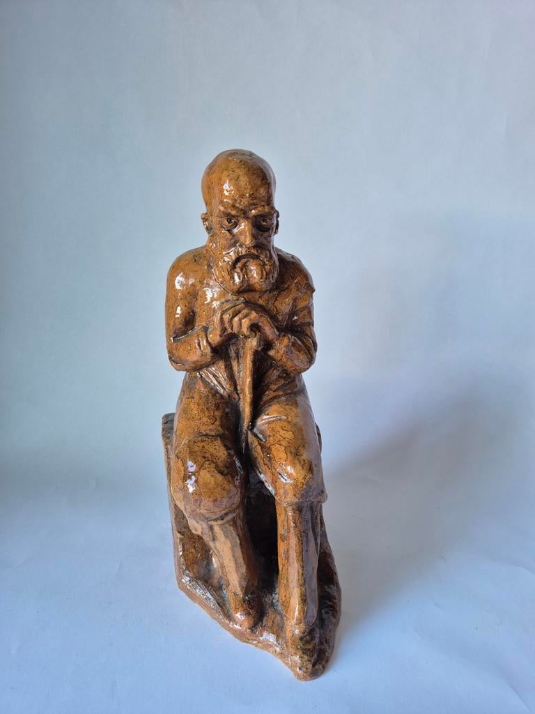 Oude man met wandelstok - Keramisch beeld, Ophalen of Verzenden, 20 - 50 cm, Steen of Keramiek, Beeld
