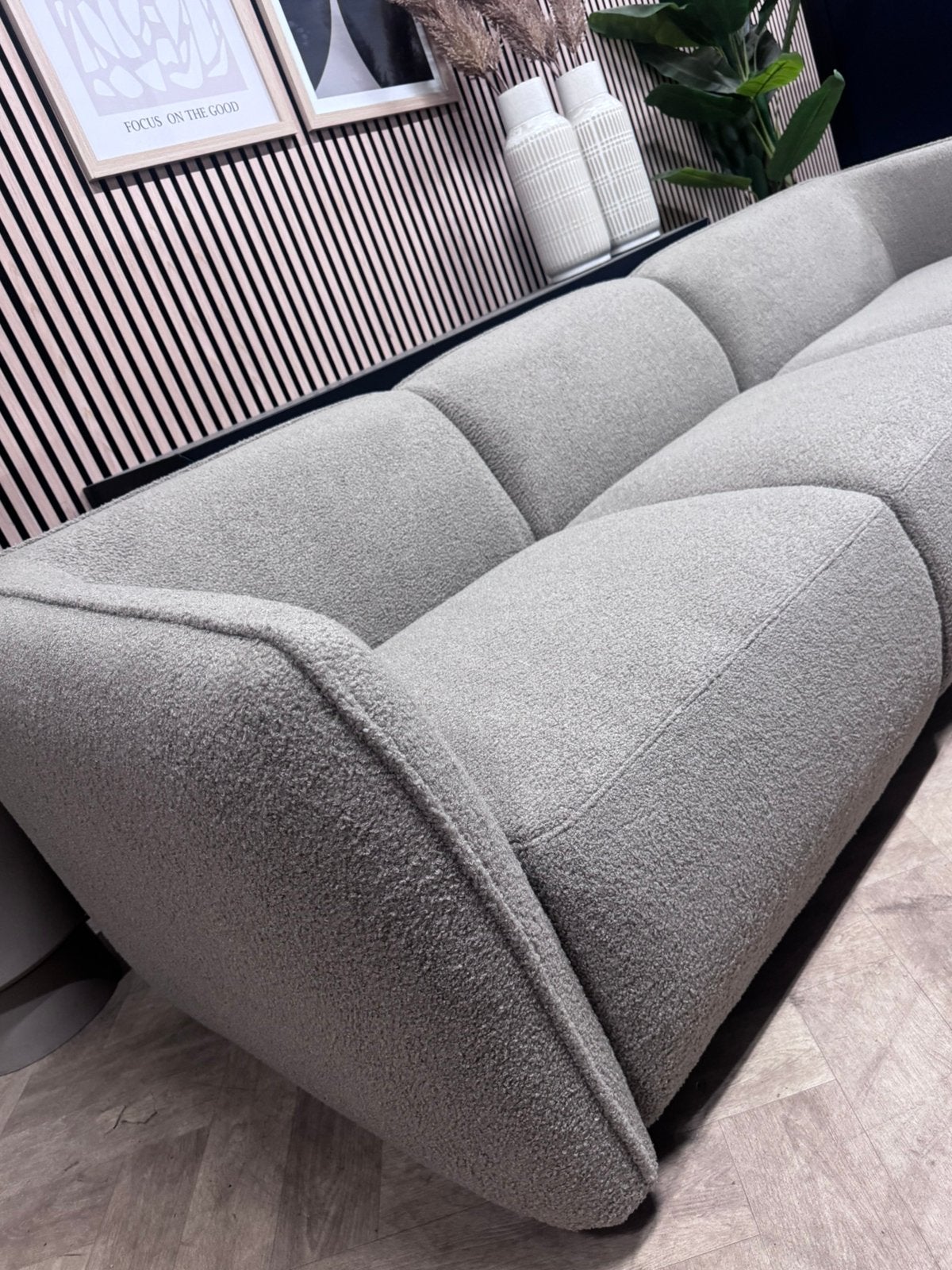 SHOWMODEL | Trendy Bouclé Hoekbank - Taupe - 275x150, 250 tot 300 cm, -, -, Hoekbank