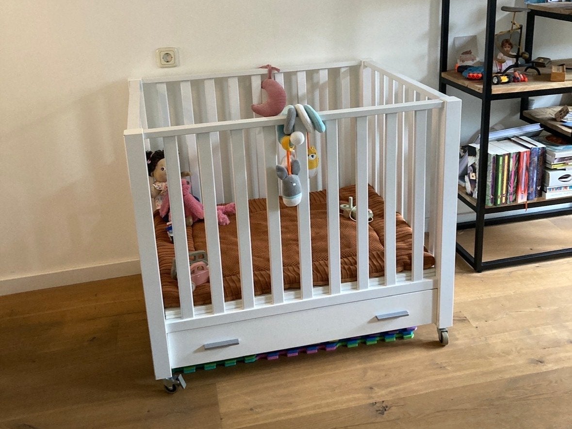 Witte box met lade en wieltjes, Kinderen en Baby's, Ophalen, Gebruikt, Vierkant, Lade