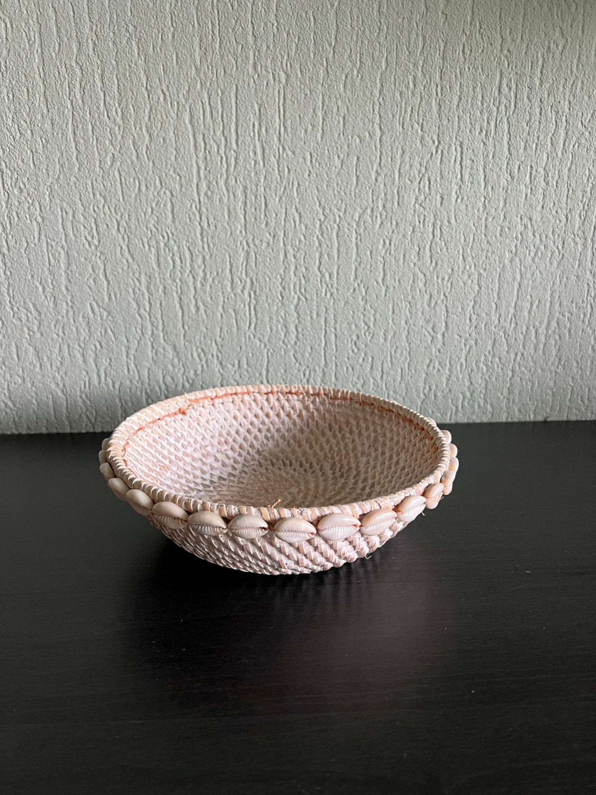 Bali stijl rieten mandje / schaal met schelpen, Huis en Inrichting, Mand, Rond, Nieuw, Ophalen of Verzenden
