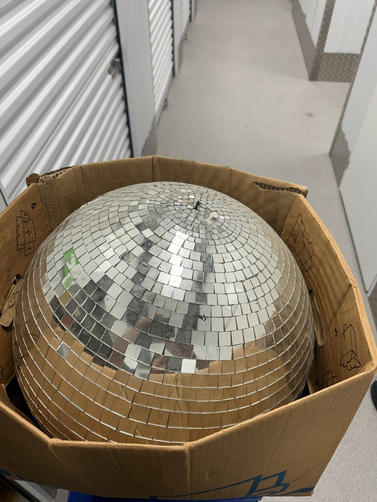 Grote discobal - mist een paar spiegeltjes, Ophalen, Gebruikt