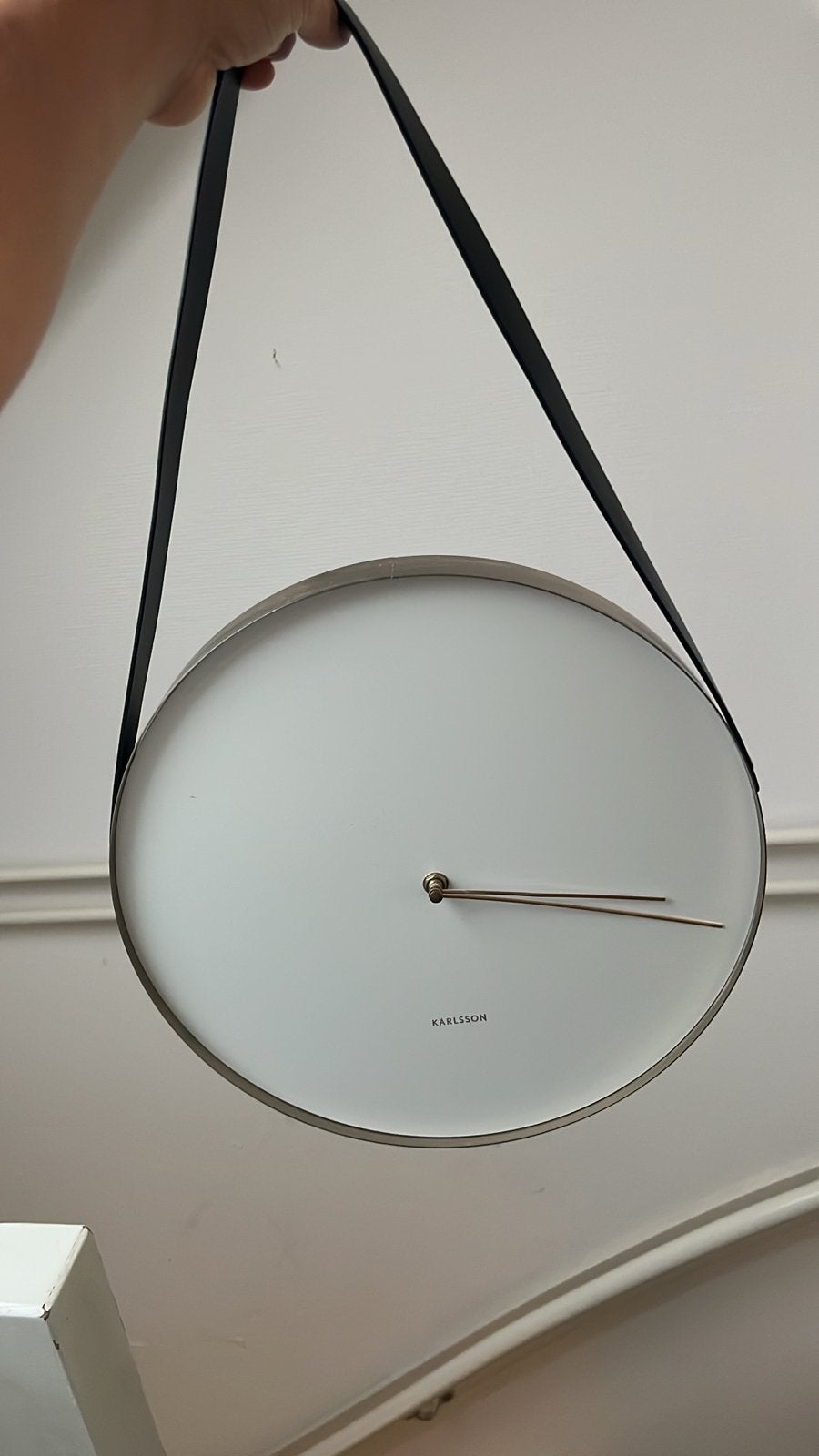 Karlsson Wandklok - Modern Design met Leren Band, Wandklok, Wit, Analoog, Ophalen of Verzenden