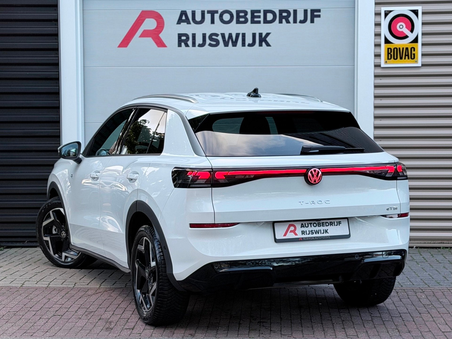 Volkswagen T-Roc 1.5 eTSI R-Line Matrix/Blindspot/Camera, Auto's, 4 cilinders, Alcantara, Wit, Bedrijf
