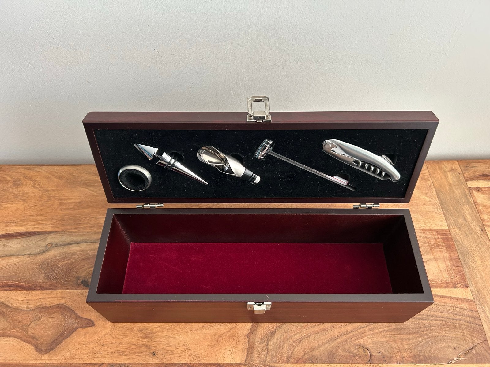 Luxe Wijn Cadeauset met Accessoires in Houten Kist, Ophalen of Verzenden, Zo goed als nieuw