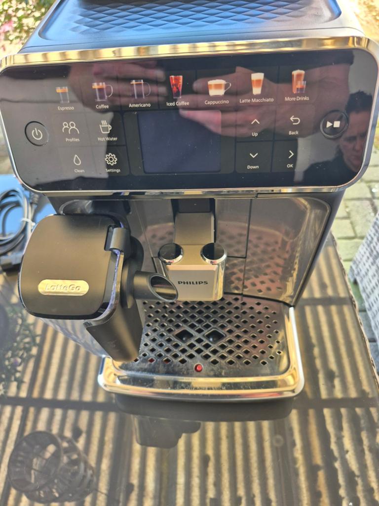 Philips lattego ep-4449 koffie bonen espresso machine, Witgoed en Apparatuur, Koffiezetapparaten, Ophalen, Afneembaar waterreservoir