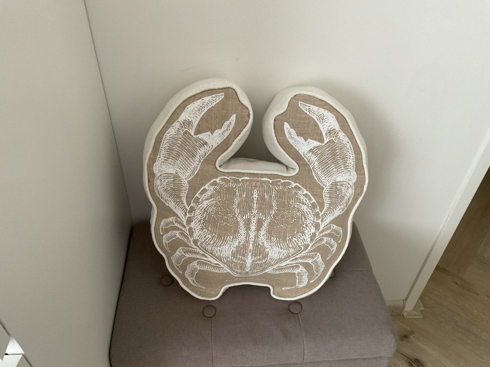 Kussen Krab - "Oh Crab!" - Zo goed als nieuw riviera maison, Ophalen of Verzenden, Zo goed als nieuw, Beige, Overige vormen