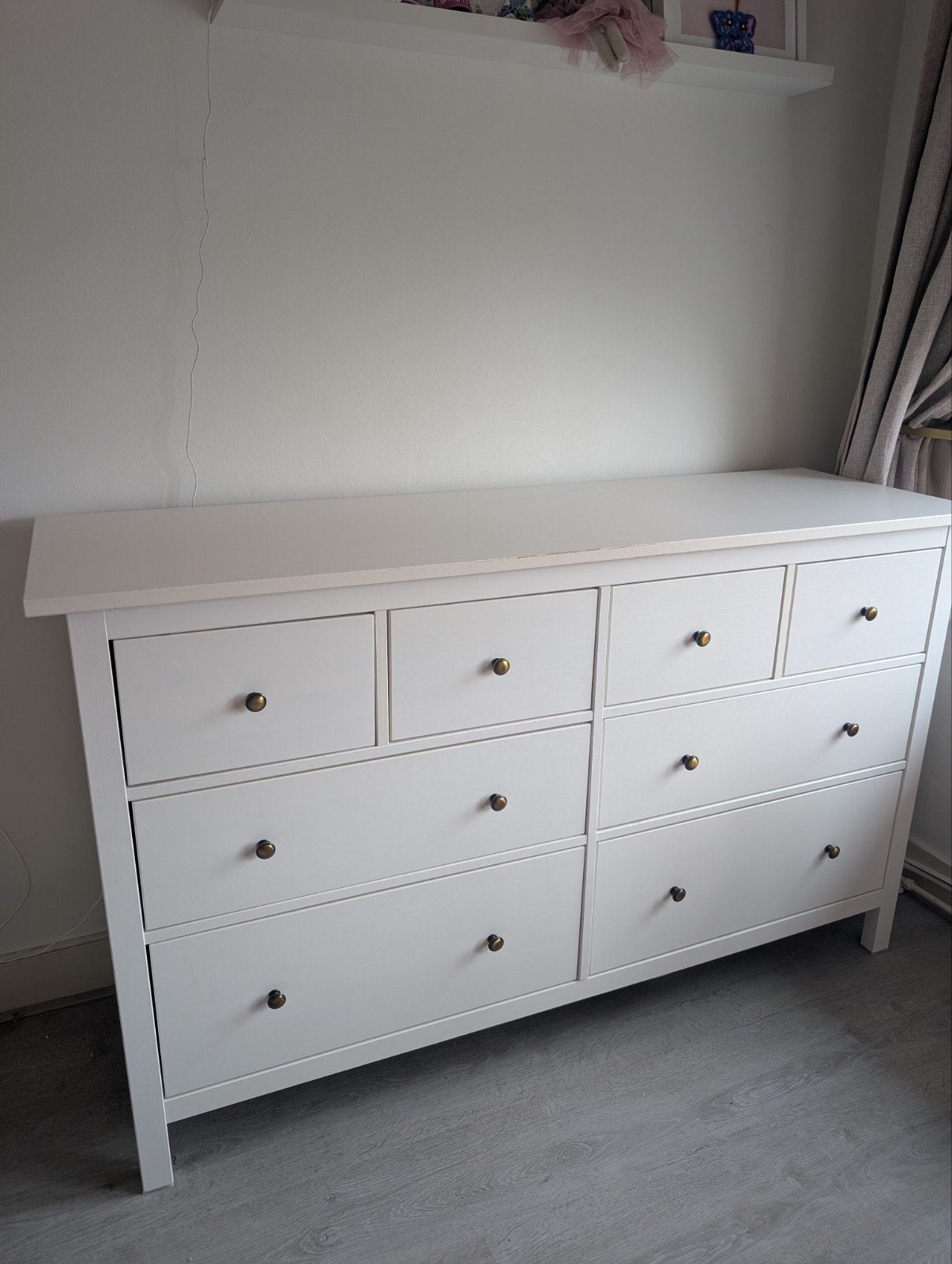 Ikea Hemnes ladekast met gouden/messing knopjes, Huis en Inrichting, Kasten | Dressoirs, Ophalen, Gebruikt, 100 tot 150 cm, Landelijk, Modern, Scandinavisch