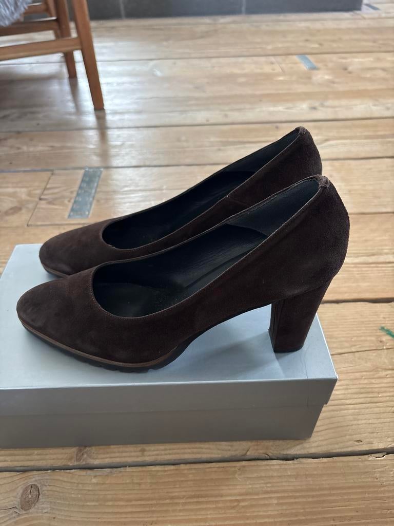 Bruine suède pumps van Lilian, maat 42, Ophalen of Verzenden, Zo goed als nieuw, Bruin, Pumps