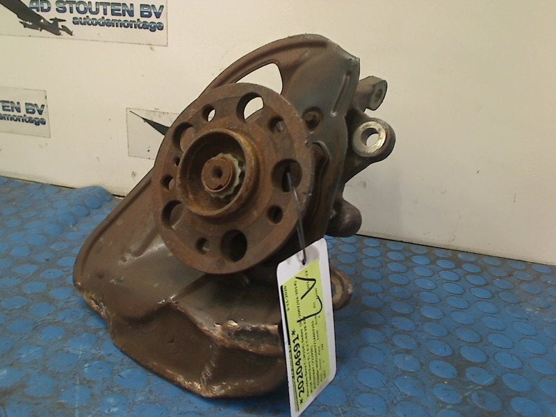 Fusee Links Voor Mercedes-Benz C (W204) (2008-02/2014-01), Gebruikt, Mercedes-Benz AG, Mercedes-Benz, Mercedesstraße 120, Stuttgart 70372, , Duitsland