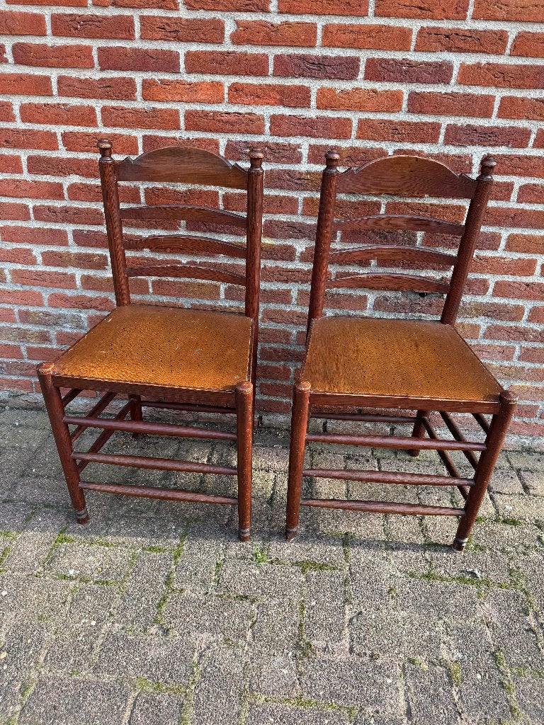 Set van 2 antieke houten boerenstoelen – bijzonder motief, Ophalen, Gebruikt, Twee, Bruin