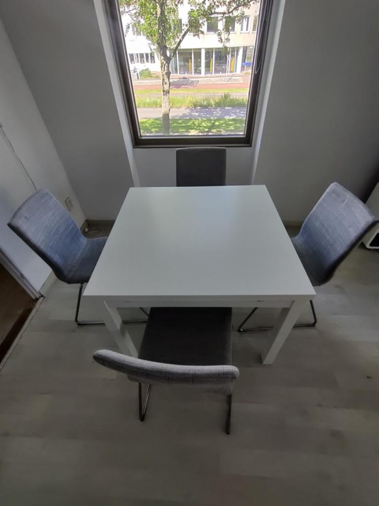 Uitschuifbare witte Ikea  tafel (90x90) met 4 grijze stoelen, Ophalen, Gebruikt, 50 tot 100 cm, Rechthoekig