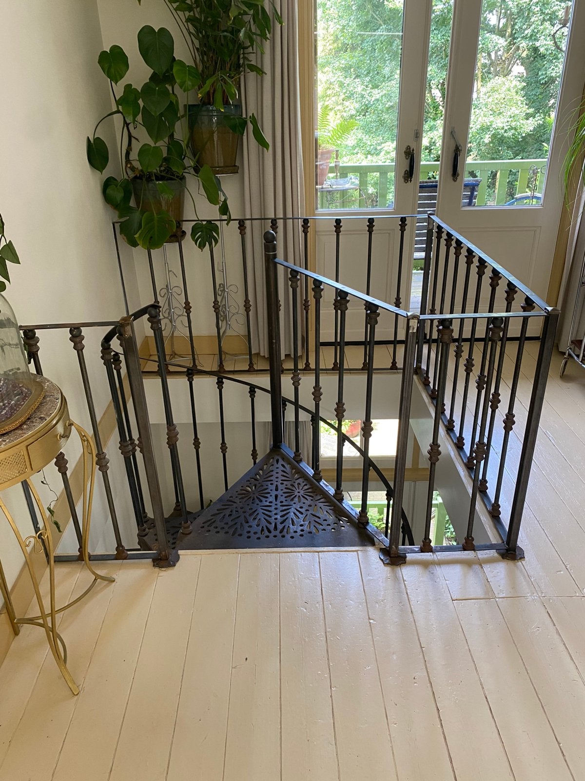 Gietijzeren spiraaltrap, Ophalen, Minder dan 2 meter