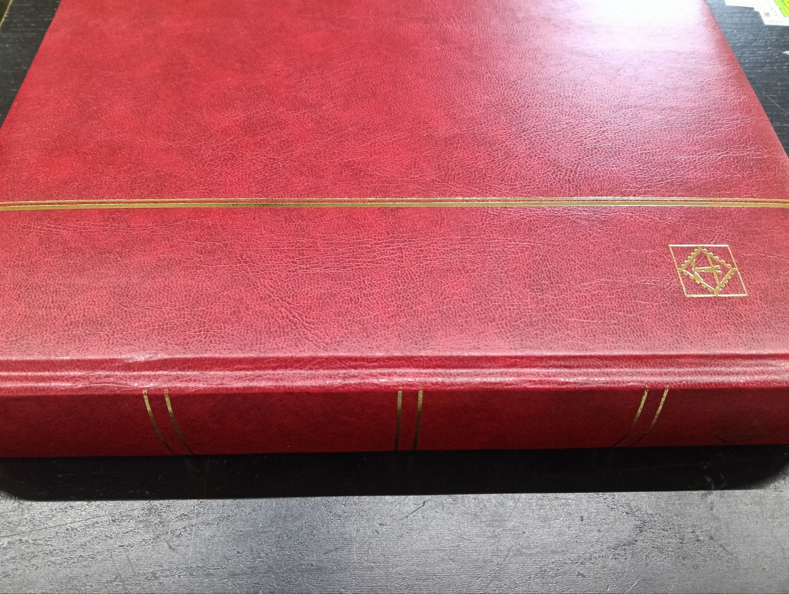 gebruikt dik 32/64 leuchturm album met zwarte bladen, Postzegels en Munten, Postzegels | Toebehoren, Ophalen of Verzenden, Verzamelalbum