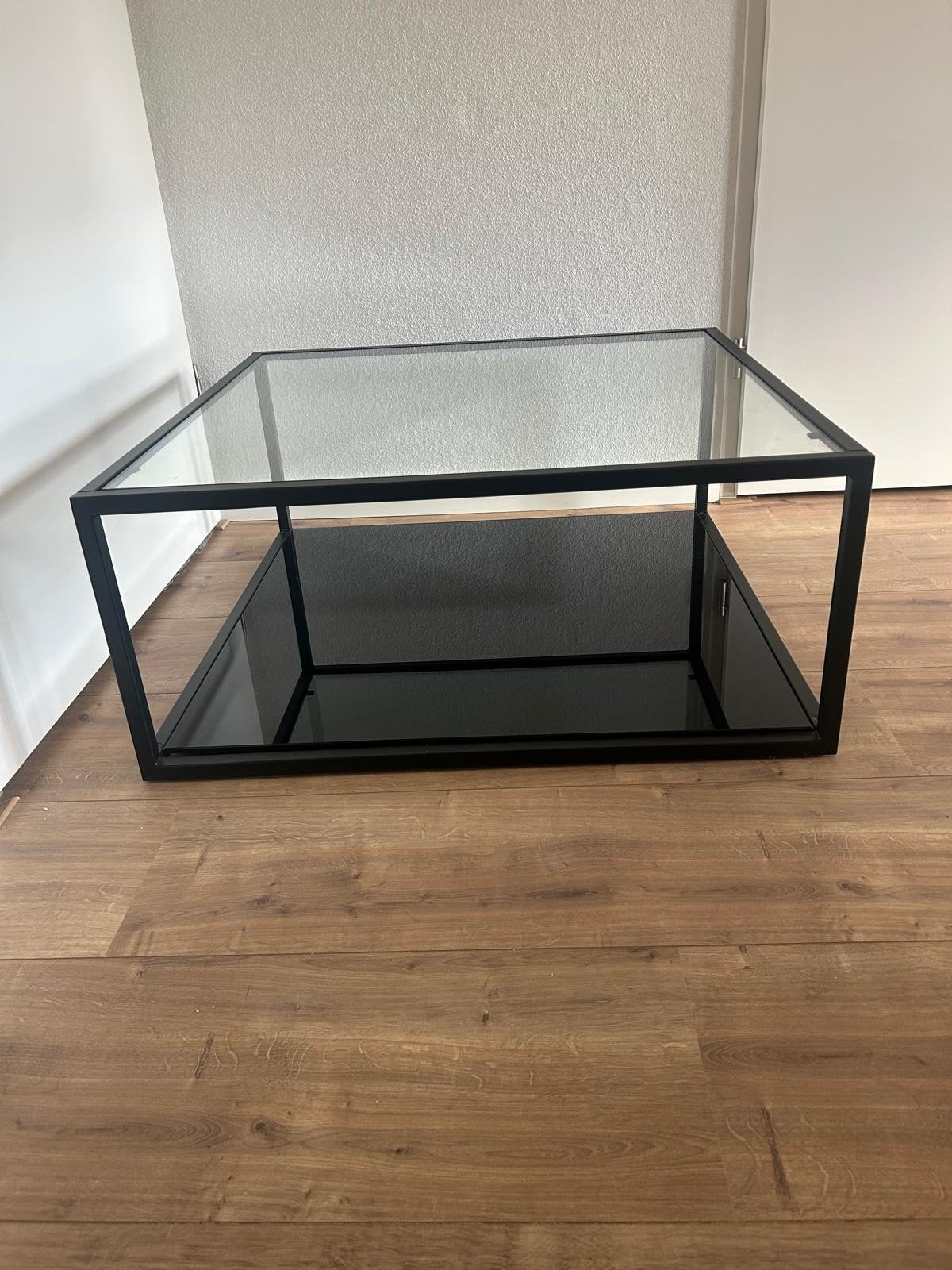 Moderne salontafel met glazen blad en zwart metalen frame, Huis en Inrichting, Ophalen, 50 tot 100 cm, Modern, Industrieel, Vierkant