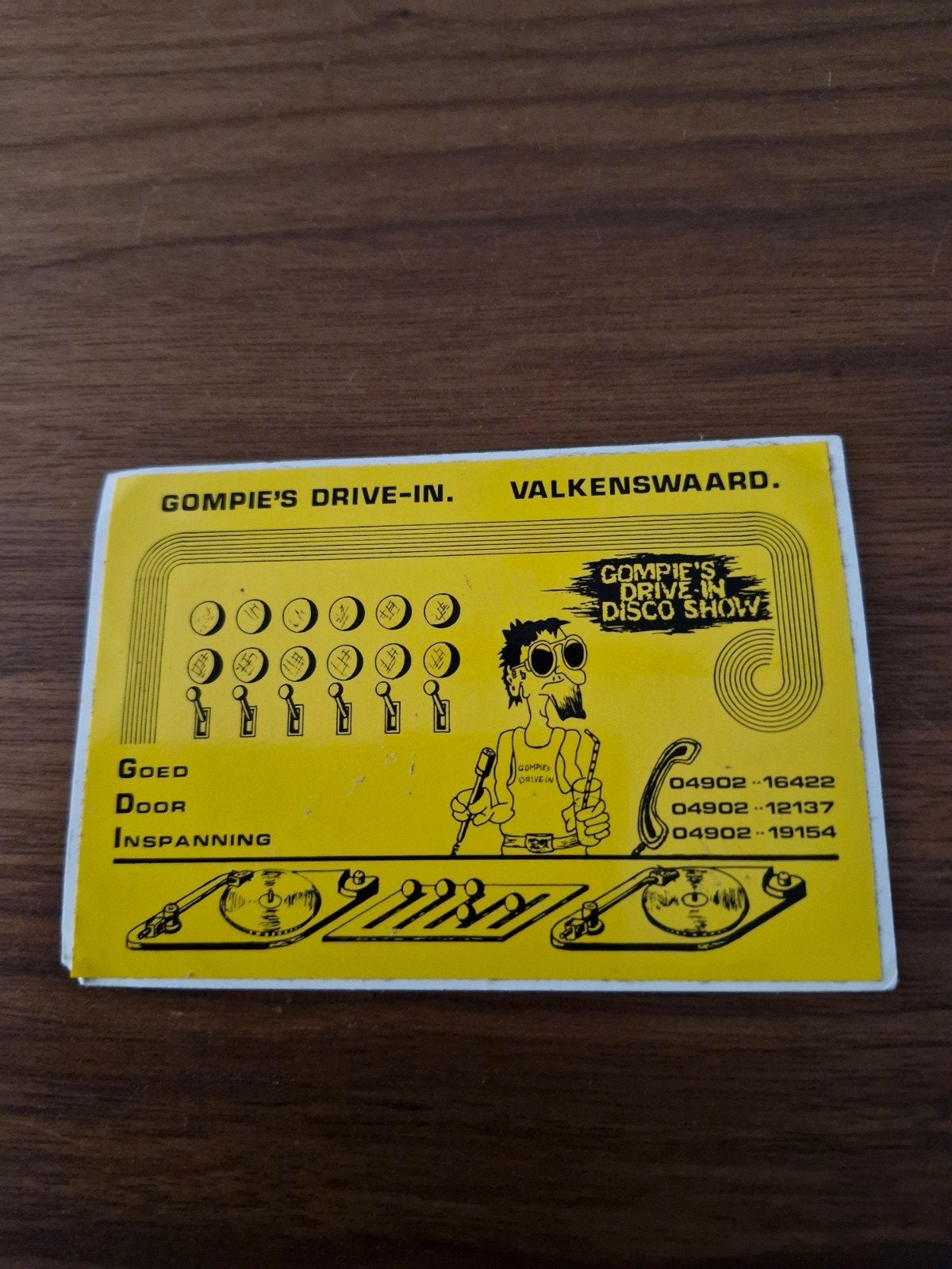 1435 Vintage Gompie's Drive-In Disco Show Sticker 12x8 cm, Ophalen of Verzenden, Gebruikt, Overige typen