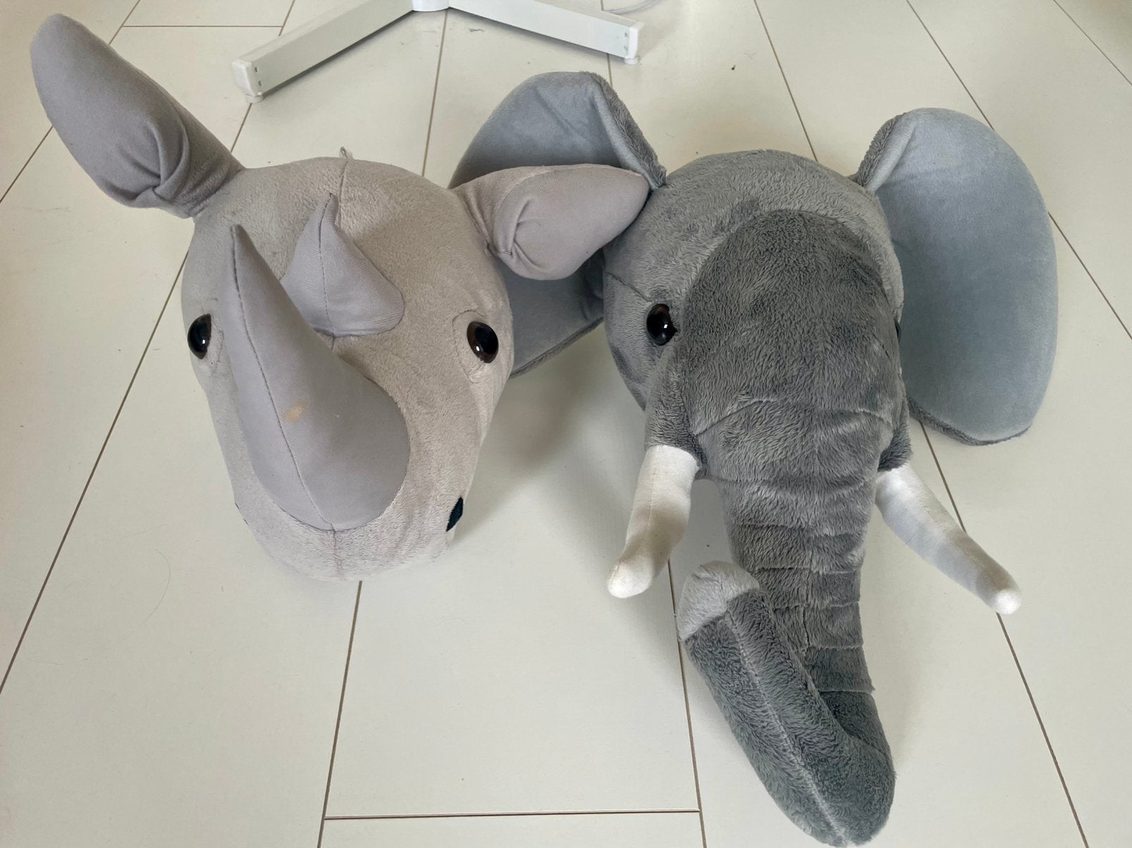 Olifant en neushoorn voor aan de muur / wanddieren, Ophalen of Verzenden, Zo goed als nieuw, Wanddecoratie