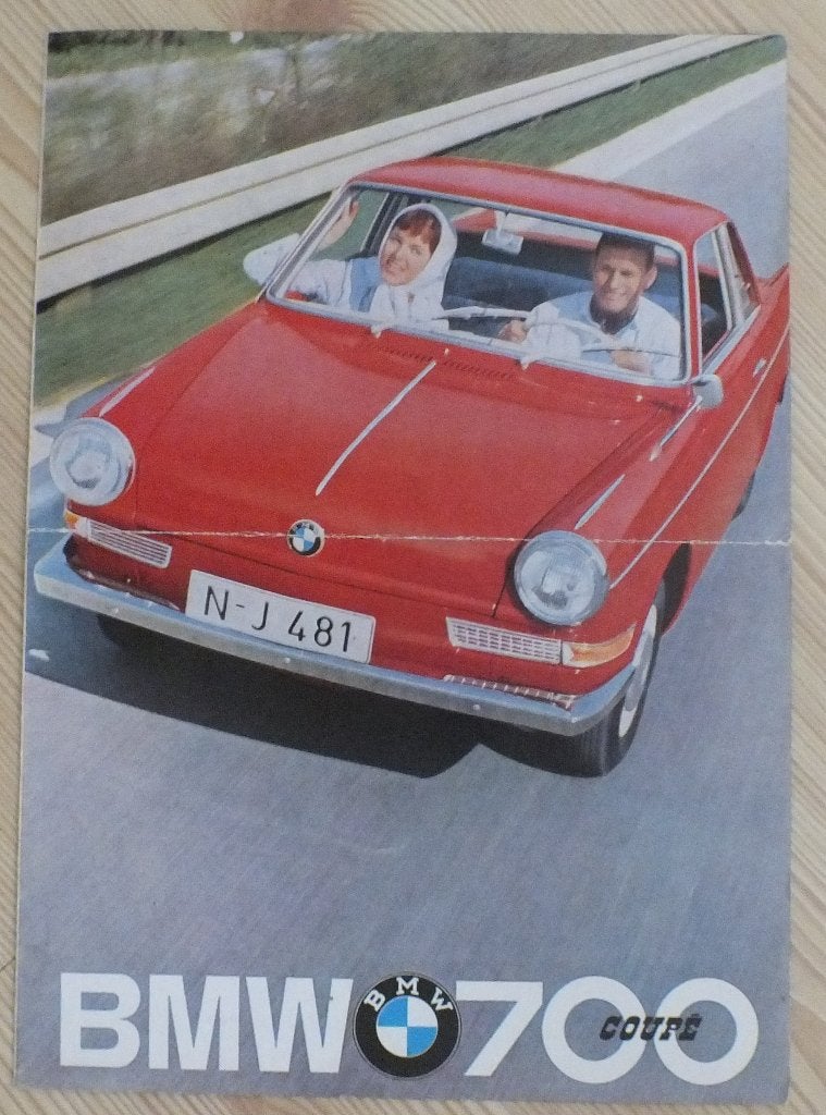 2 Oude autofolders BMW 600 en BMW 700, Ophalen of Verzenden, Gelezen, Overige merken
