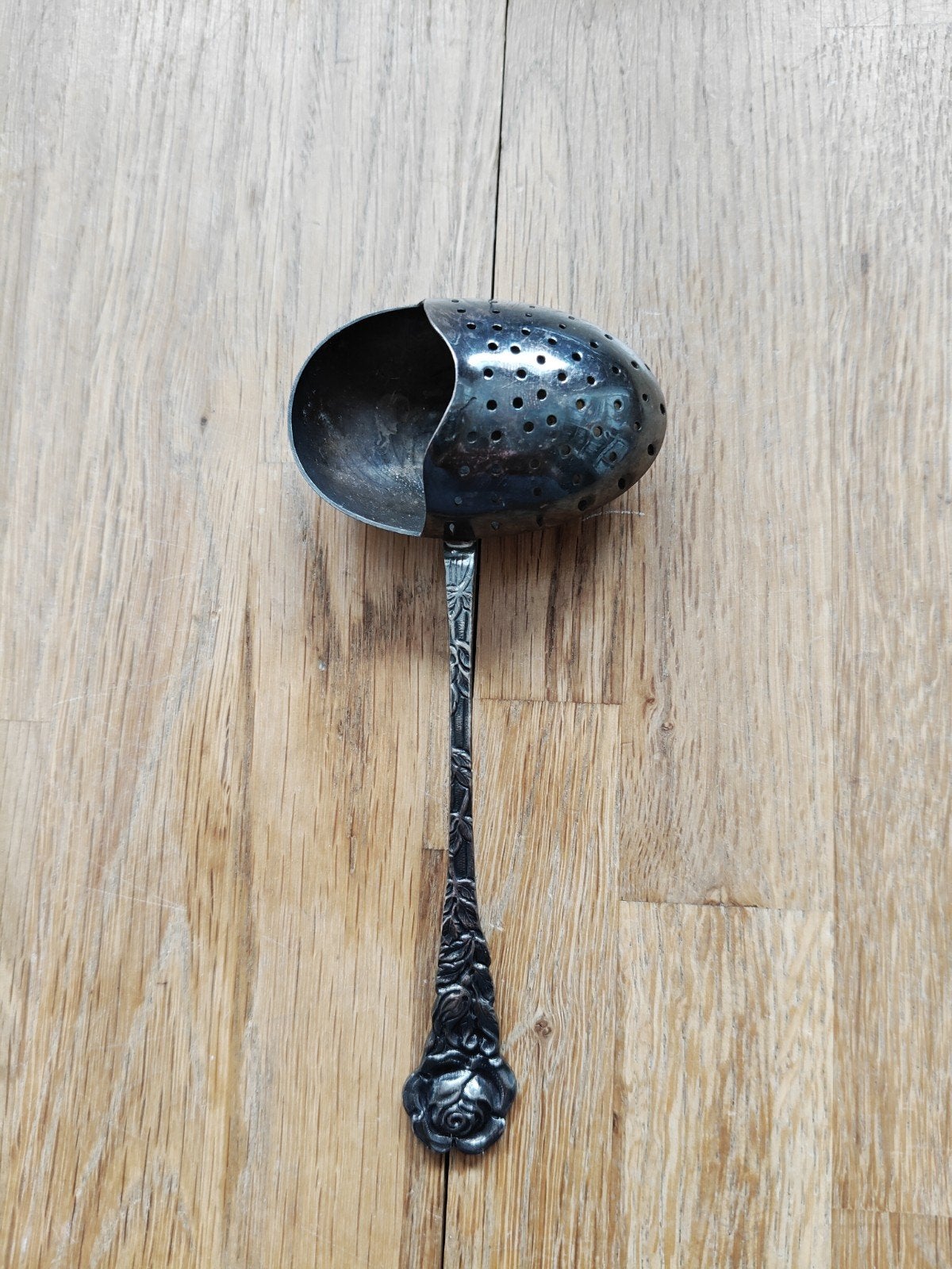 Vintage Verzilverd Thee-ei / Theezeefje met Rozenmotief, Ophalen of Verzenden, Zilver