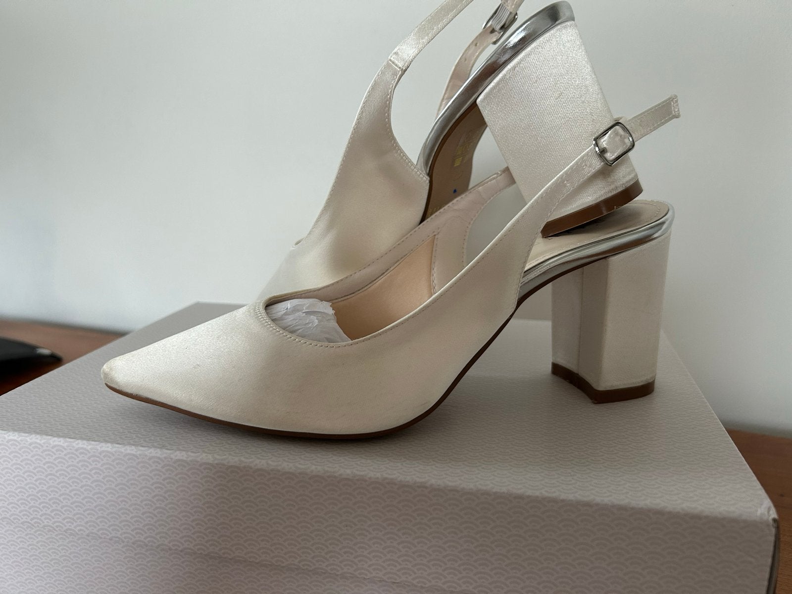 Rainbow Club Faith Wide Fit Pumps - Ivoor Satijn maat 37,5, Ophalen of Verzenden, Zo goed als nieuw, Overige kleuren, Pumps