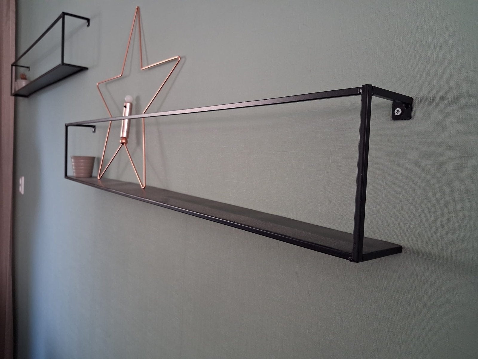 2 Zwarte metalen wandplanken - Modern en stijlvol, Ophalen, Zo goed als nieuw