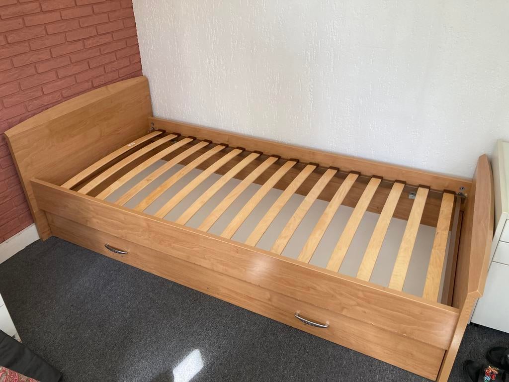 Bed + nachtkastje, Ophalen, 90 cm, Eenpersoons, Zo goed als nieuw