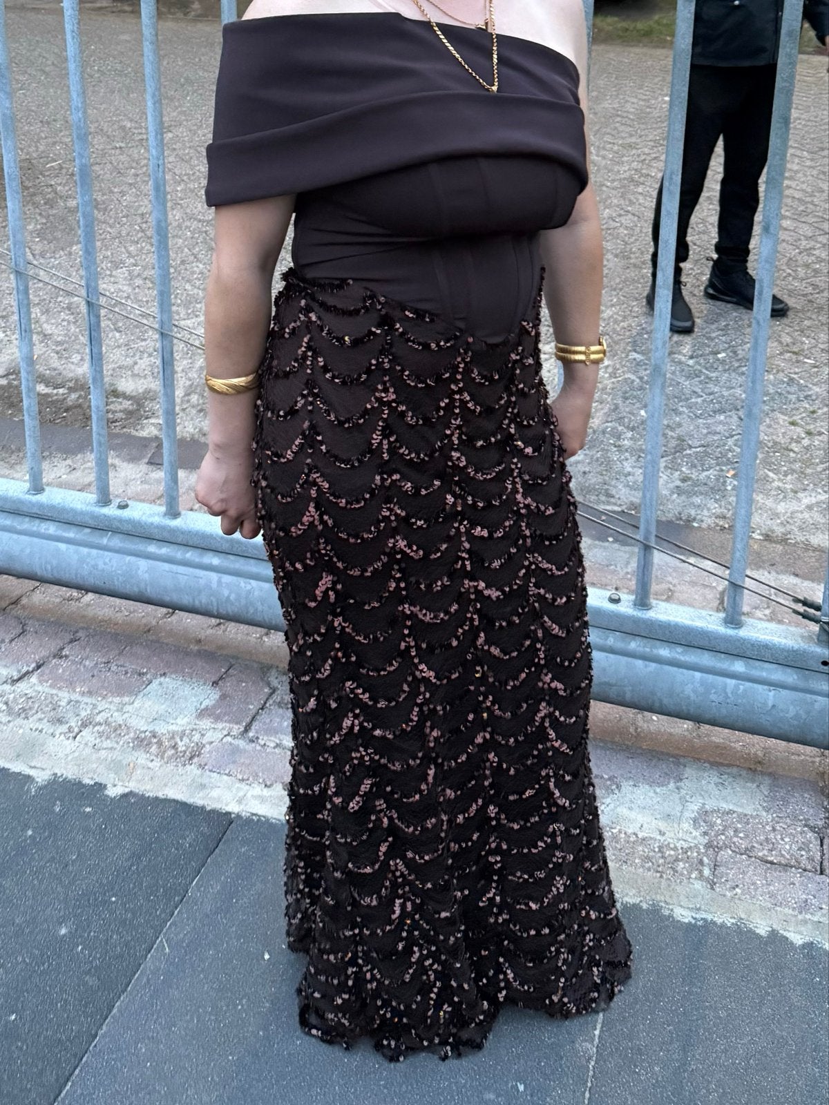 Bruine glitter avondjurk met one-shoulder, maat 40, Kleding | Dames, Jurken, Maat 38/40 (M), Bruin, Ophalen of Verzenden, Zo goed als nieuw