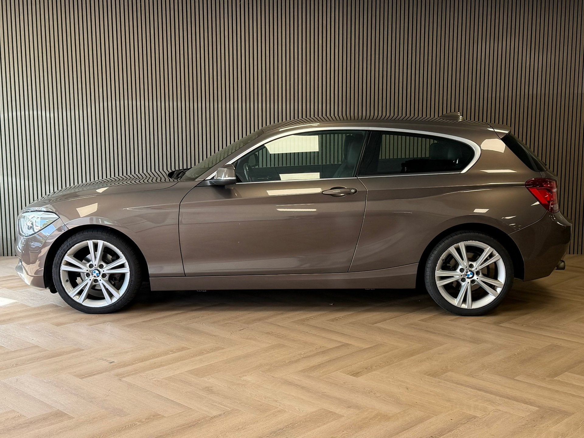 BMW 1-serie 116i Upgrade Edition AIRCO CRUISE NAVIGATIE PDC, Auto's, 1-Serie, Euro 5, Gebruikt, Zwart