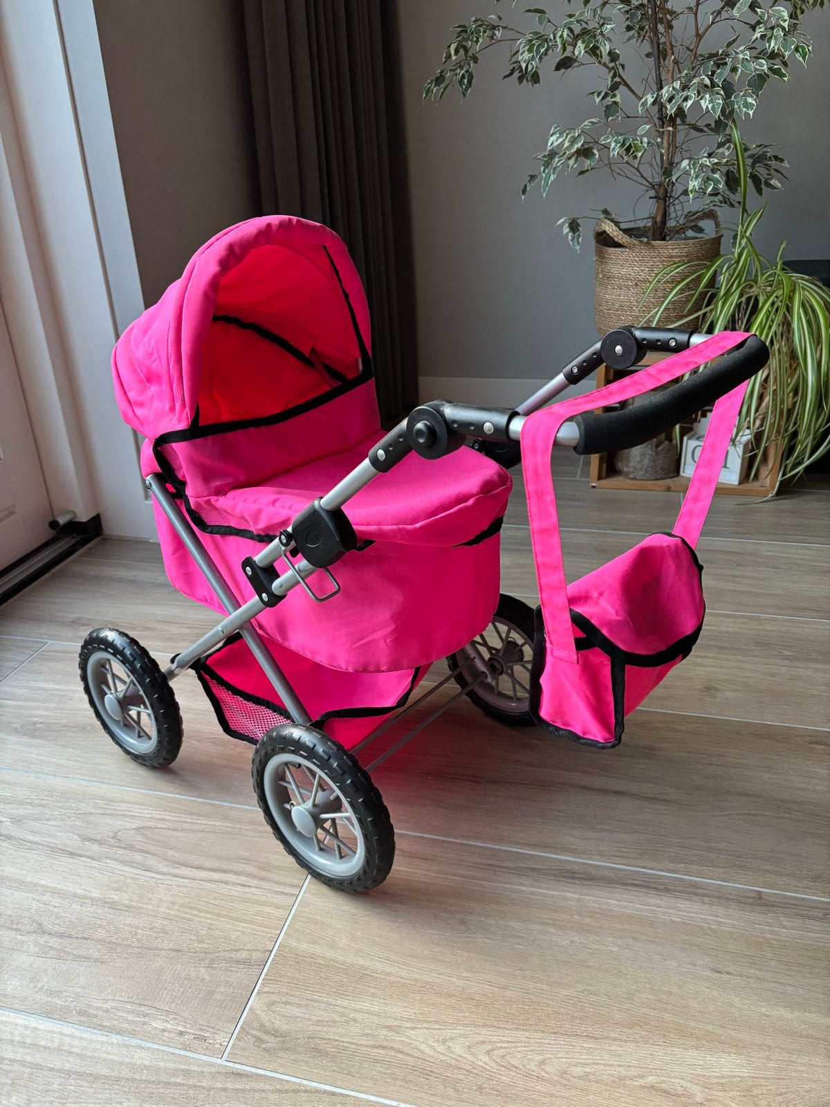 Roze poppenwagen met tas - Bayer Design, Kinderen en Baby's, Speelgoed | Poppen, Ophalen, Zo goed als nieuw, Overige typen
