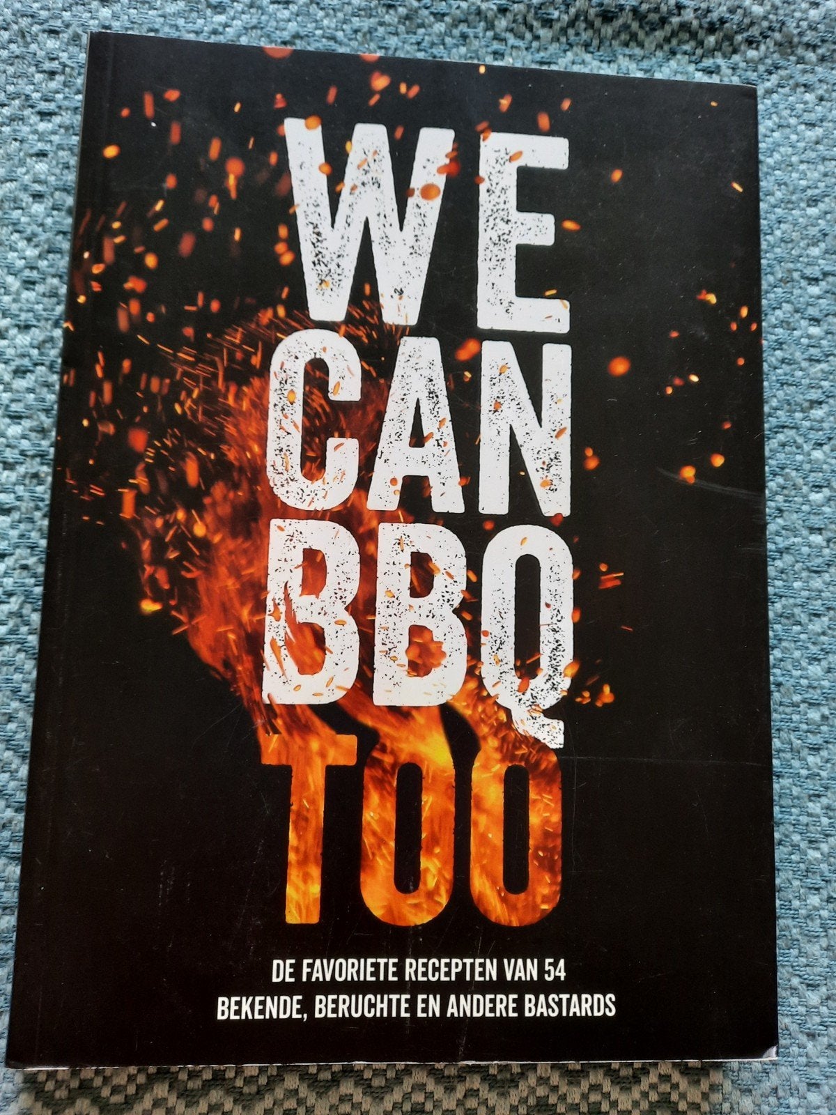 We Can BBQ Too - Kookboek in nieuwstaat, Boeken, Ophalen of Verzenden