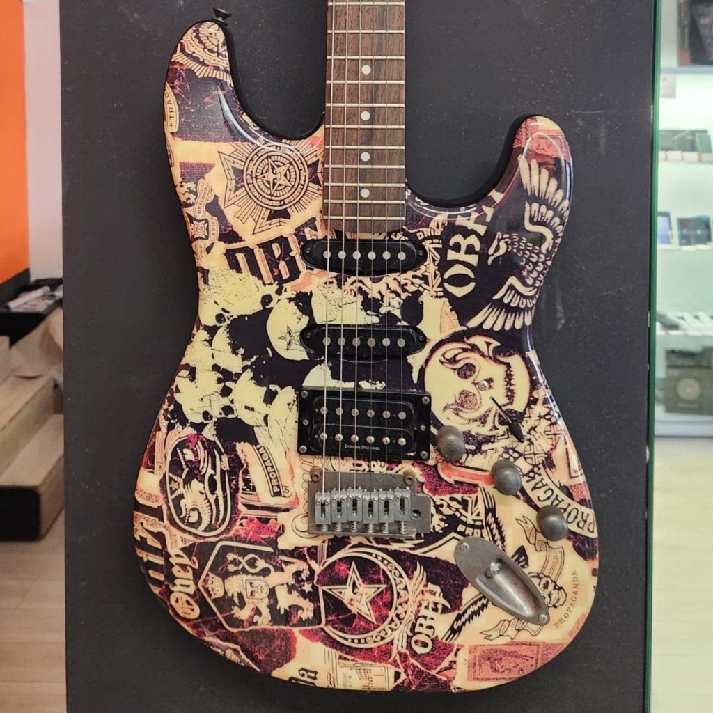 Squier by Fender Propaganda Stratocaster | netjes, Fender, Gebruikt, Support@fender.com, 17600 Catalina Street
Los Angeles, CA 90746
USA