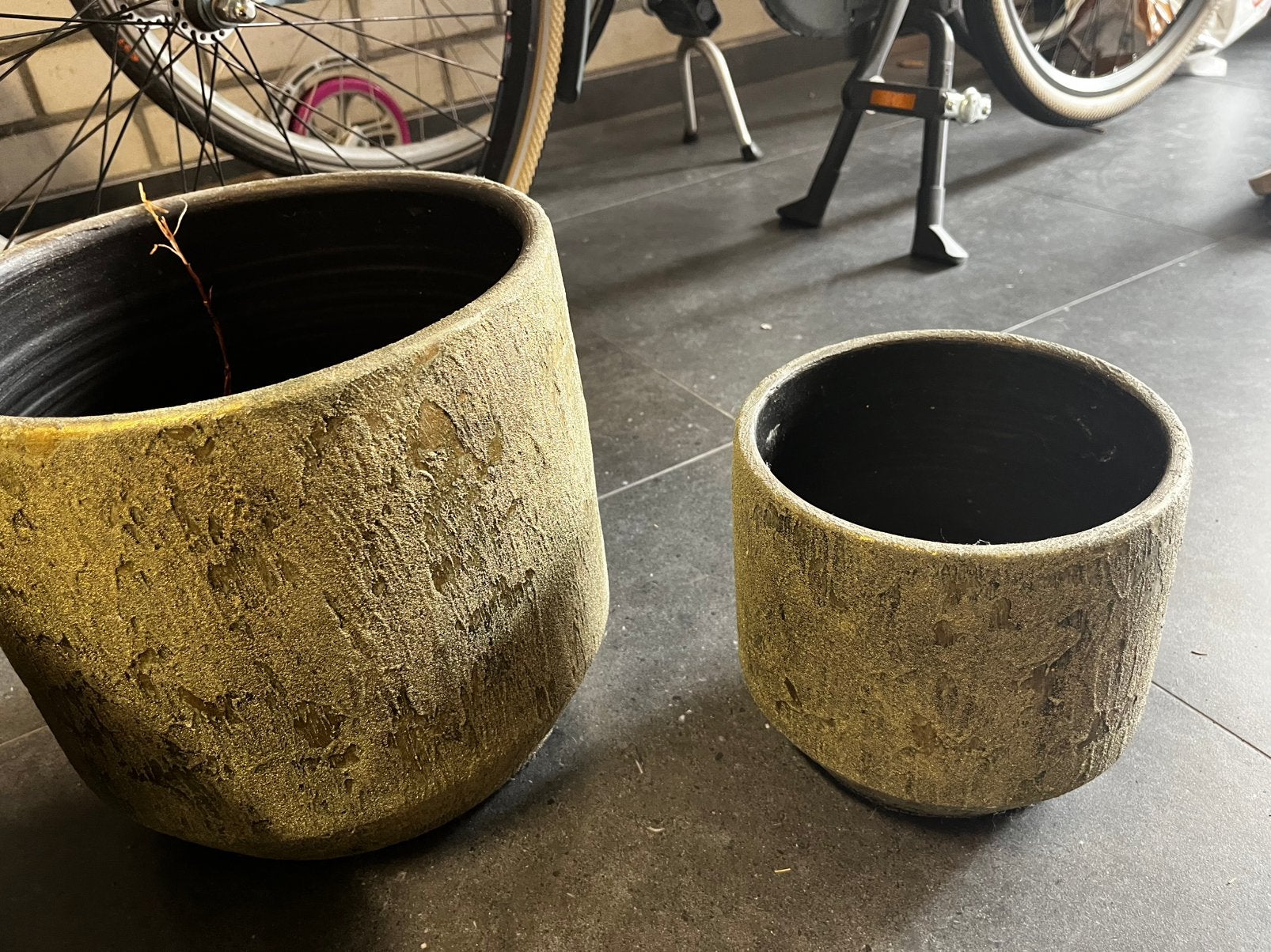 Gouden bloempotten diameter 28 en 30, Kunststof, Rond, Zo goed als nieuw, Minder dan 40 cm
