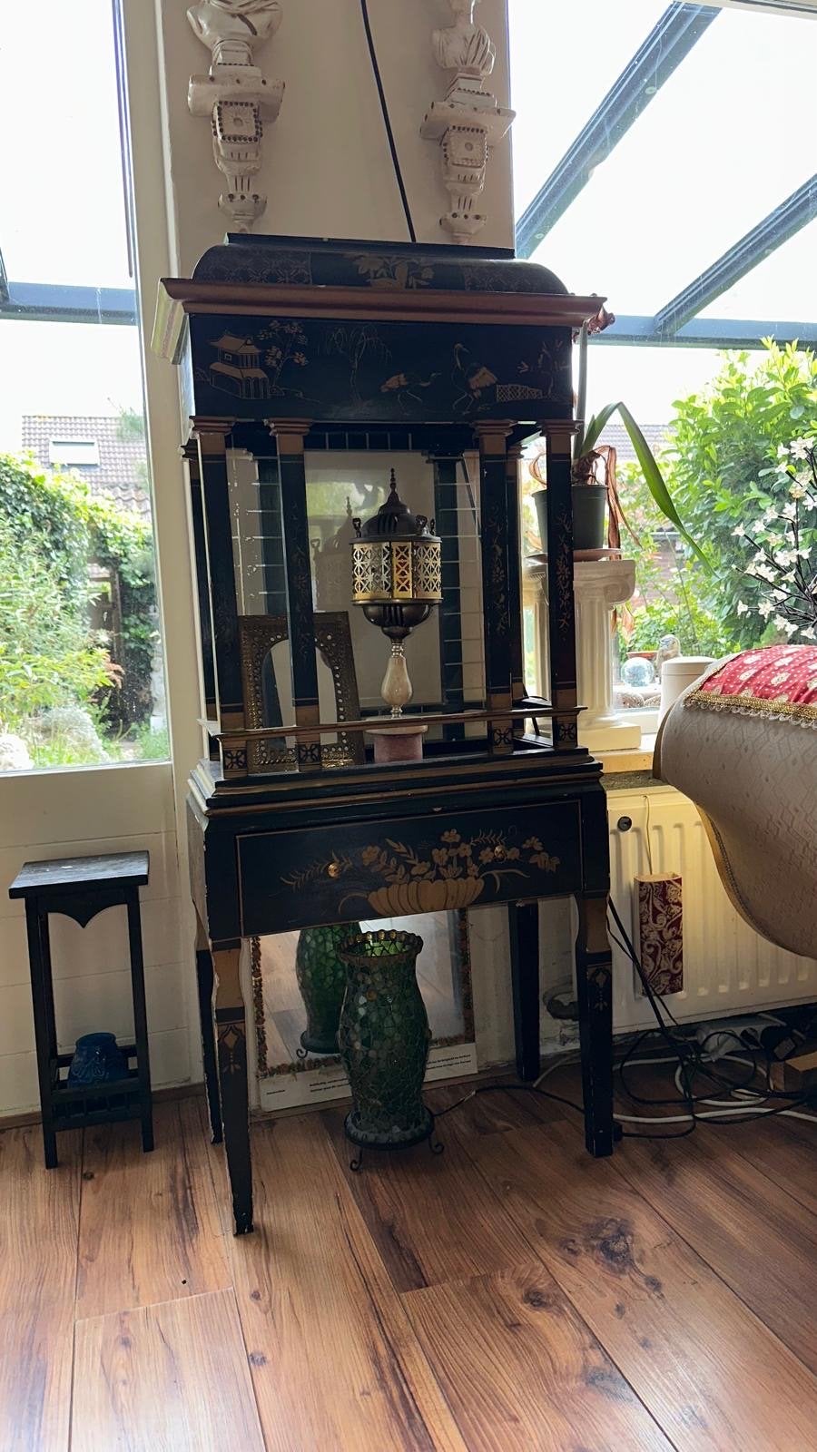 Antieke Chinese vitrinekast met handgeschilderde details, Antiek en Kunst, Ophalen