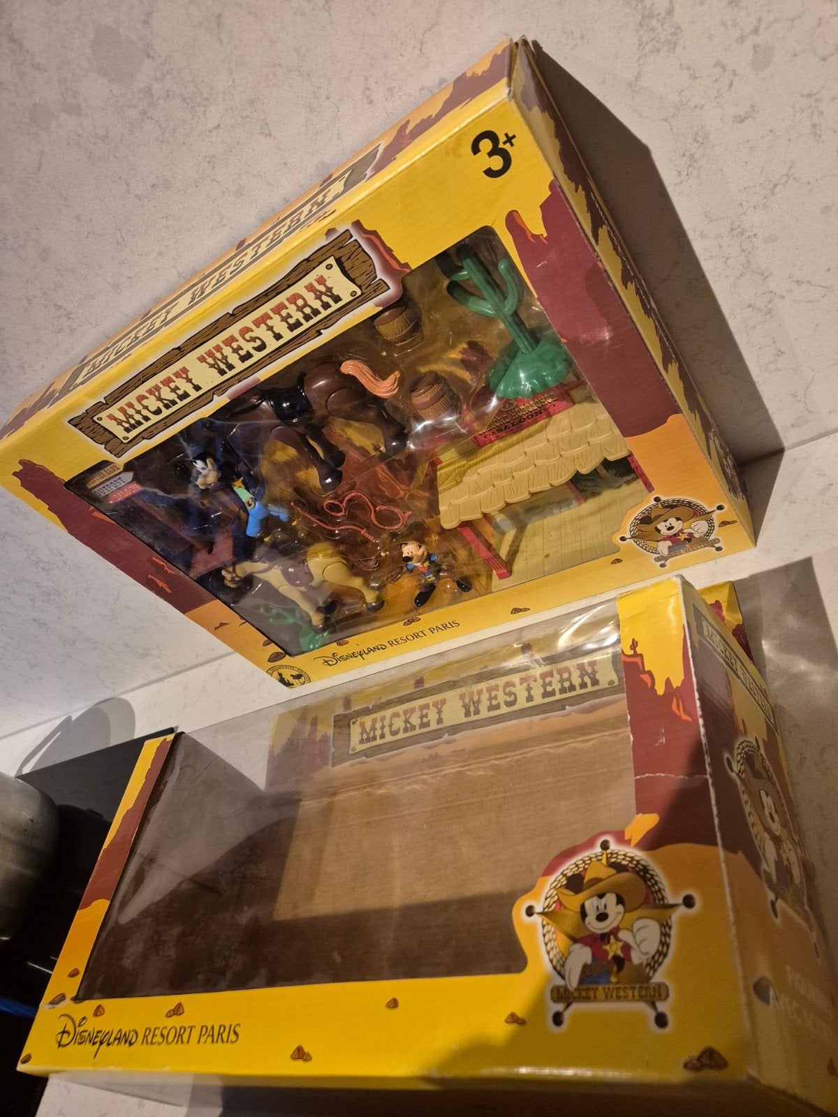 2x Mickey Mouse / Mickey Western - Disneyland, Verzamelen, Ophalen of Verzenden, Mickey Mouse, Zo goed als nieuw, Beeldje of Figuurtje