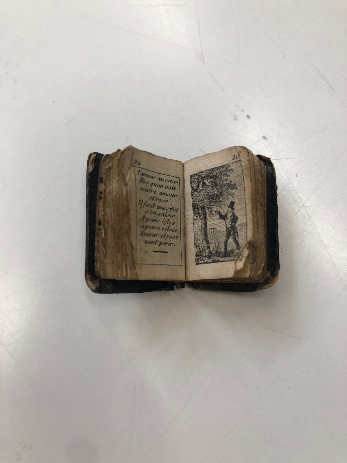 Antiek Miniatuur Boekje met Illustraties, Ophalen