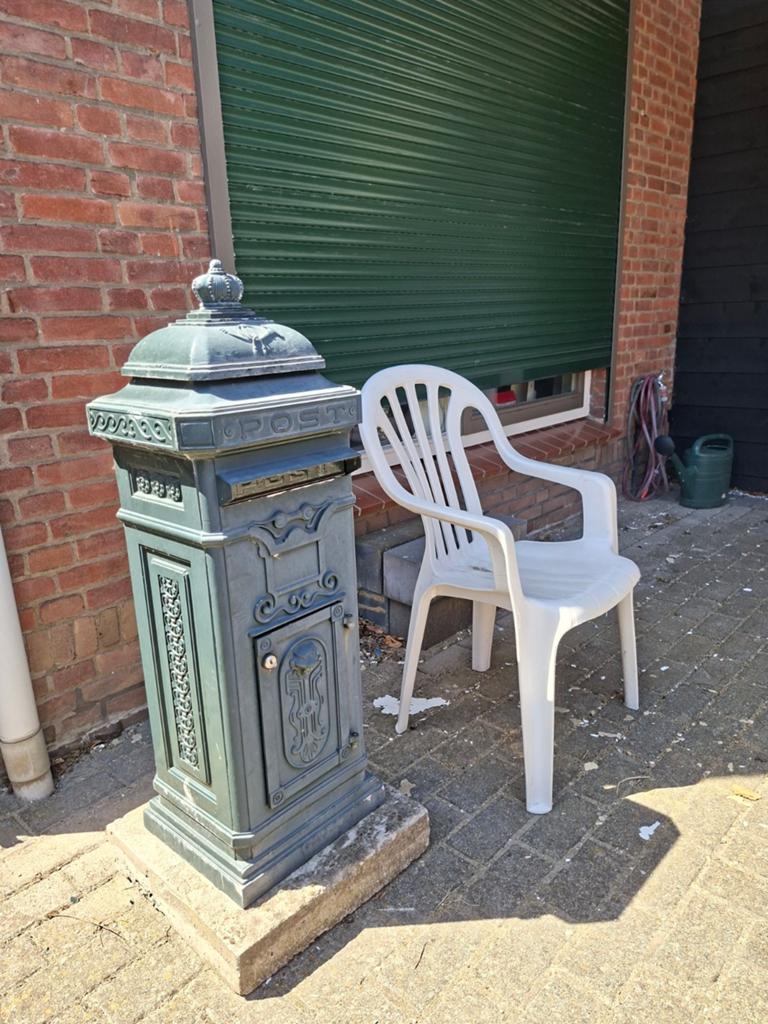 Brievenbus op betonvoet, Ophalen, Gebruikt, IJzer