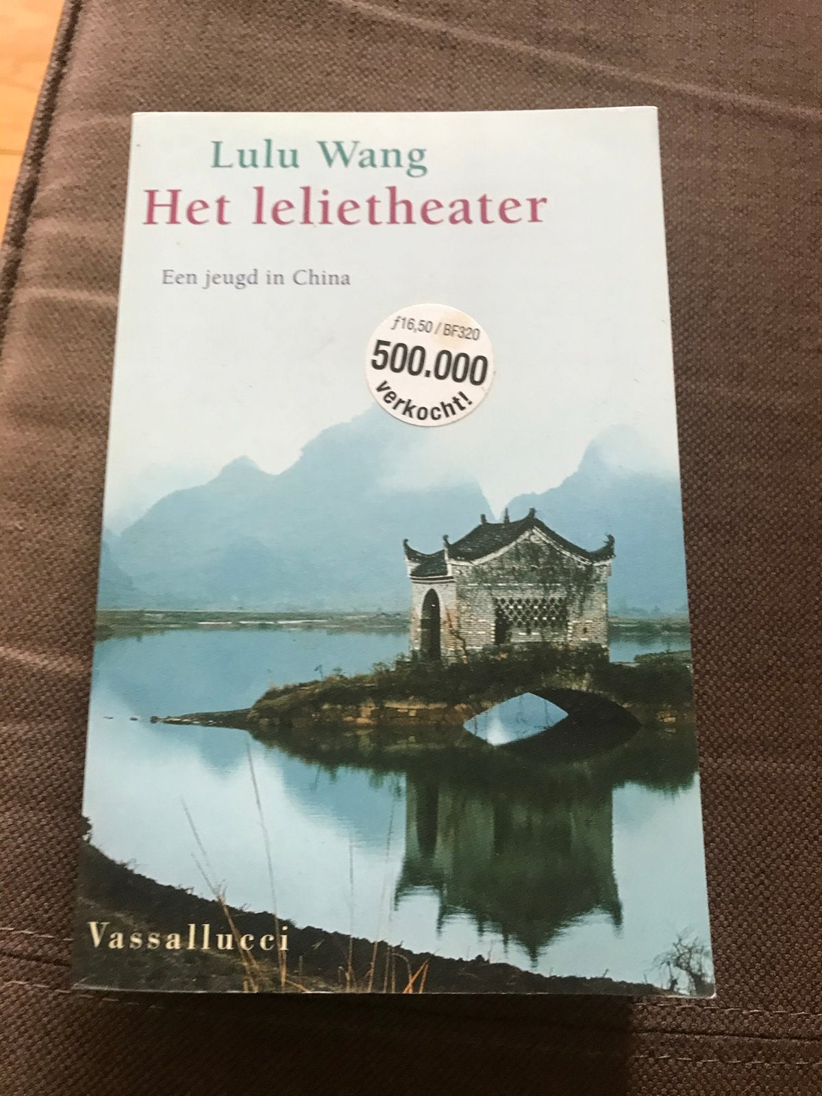 Lulu Wang - Het lelietheater (Een jeugd in China), Ophalen of Verzenden, Zo goed als nieuw, Wereld overig