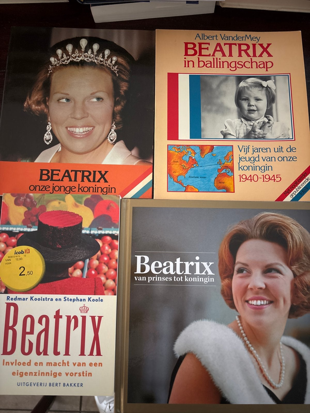Grote collectie boeken over het Koninklijk Huis, Verzamelen, Ophalen of Verzenden, Gebruikt, Nederland, Tijdschrift of Boek