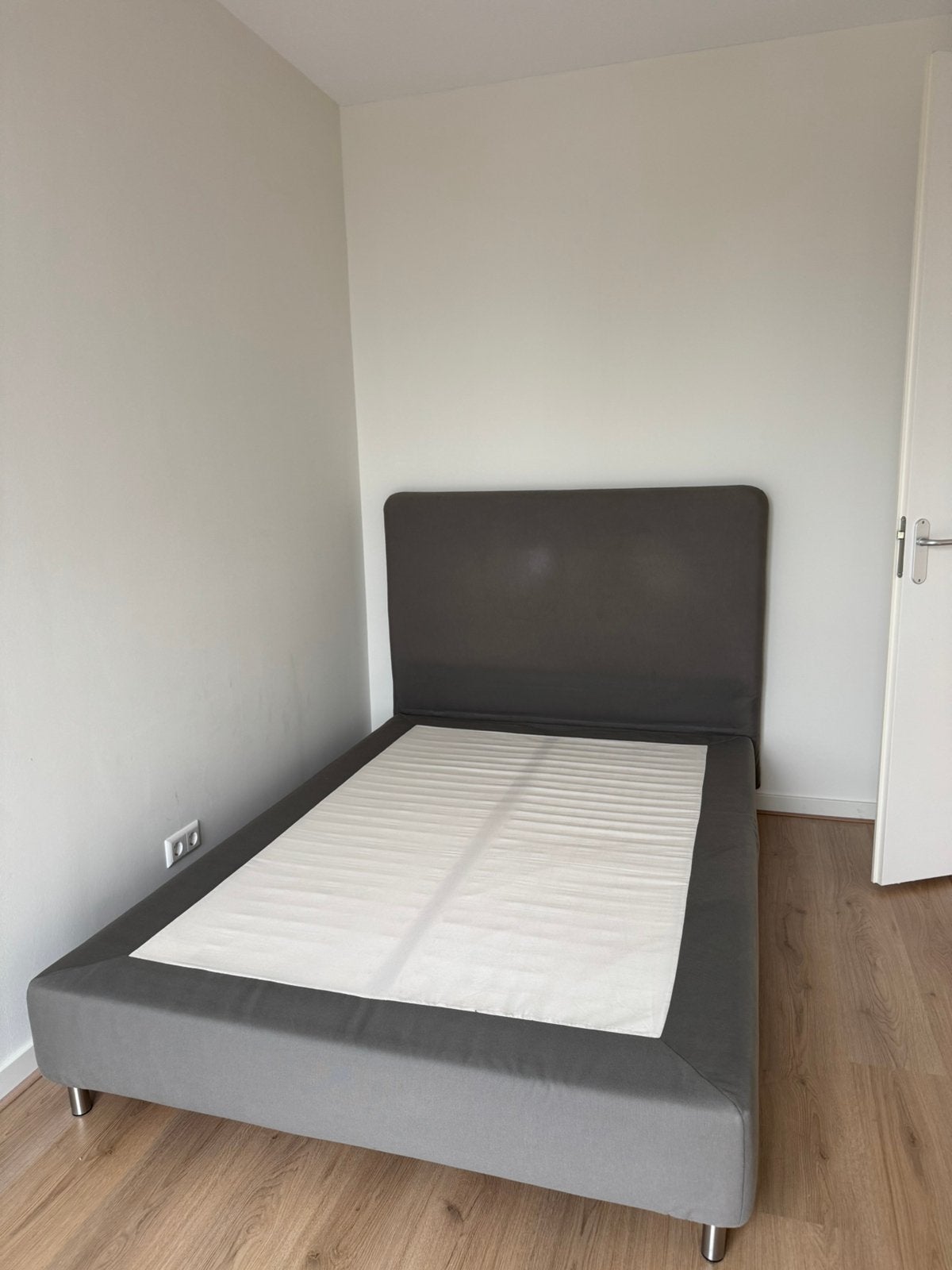 IKEA bed 140x200 cm grijs – inclusief hoofdbord, Ophalen, Gebruikt, 210 cm, Tweepersoons