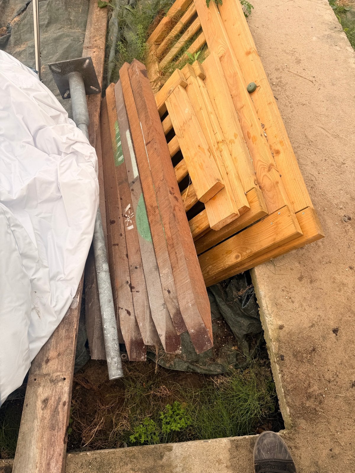 Diverse partij hout: hekje en hardhouten palen, Geïmpregneerd, Gebruikt, Ophalen of Verzenden, 50 mm of meer