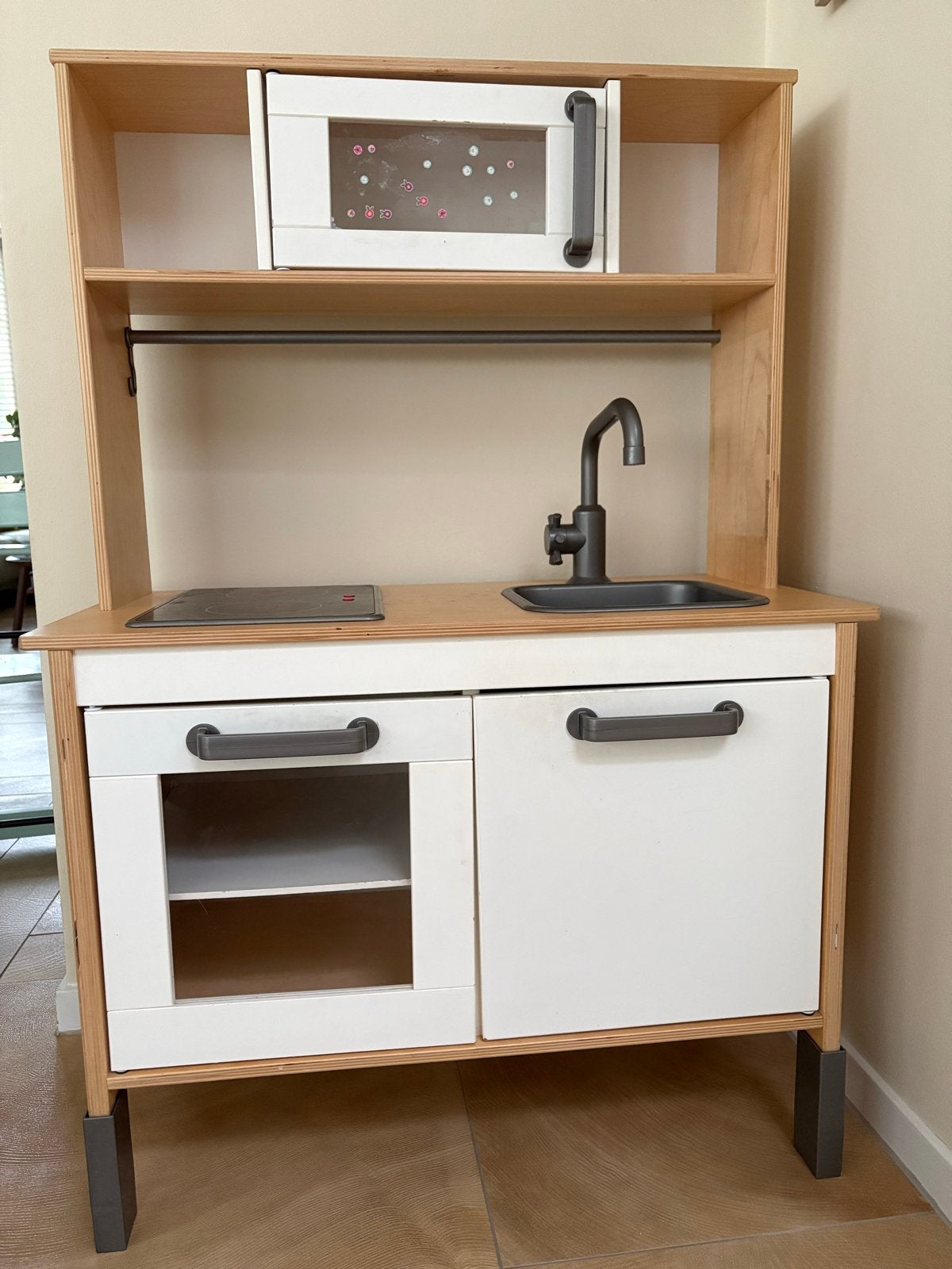 IKEA DUKTIG Speelkeuken met magnetron en accessoires, Kinderen en Baby's, Speelgoed | Speelkeukens, Ophalen, Gebruikt, Hout, Speelkeuken
