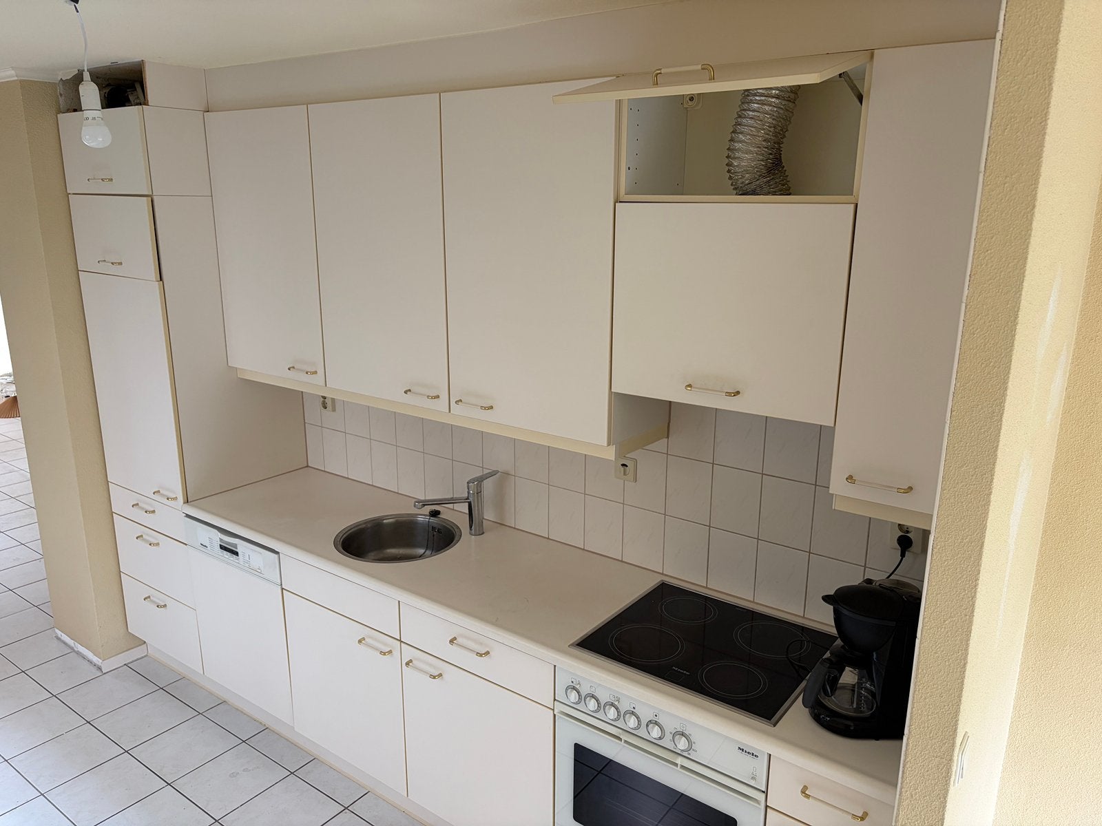 Bieden: Nette keuken met degelijke apparatuur, Huis en Inrichting, Keuken | Complete keukens, Ophalen, Wit, Hoekkeuken, Graniet of Steen