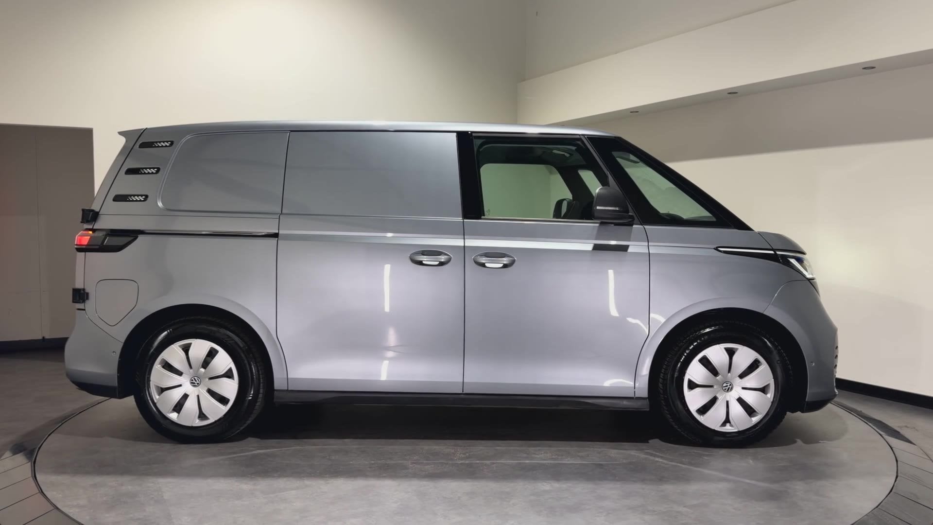 Volkswagen ID. Buzz Cargo 77 kWh | ACC | Park Assist | Bestu, Automaat, Gebruikt, 82 kWh, Met garantie (alle)
