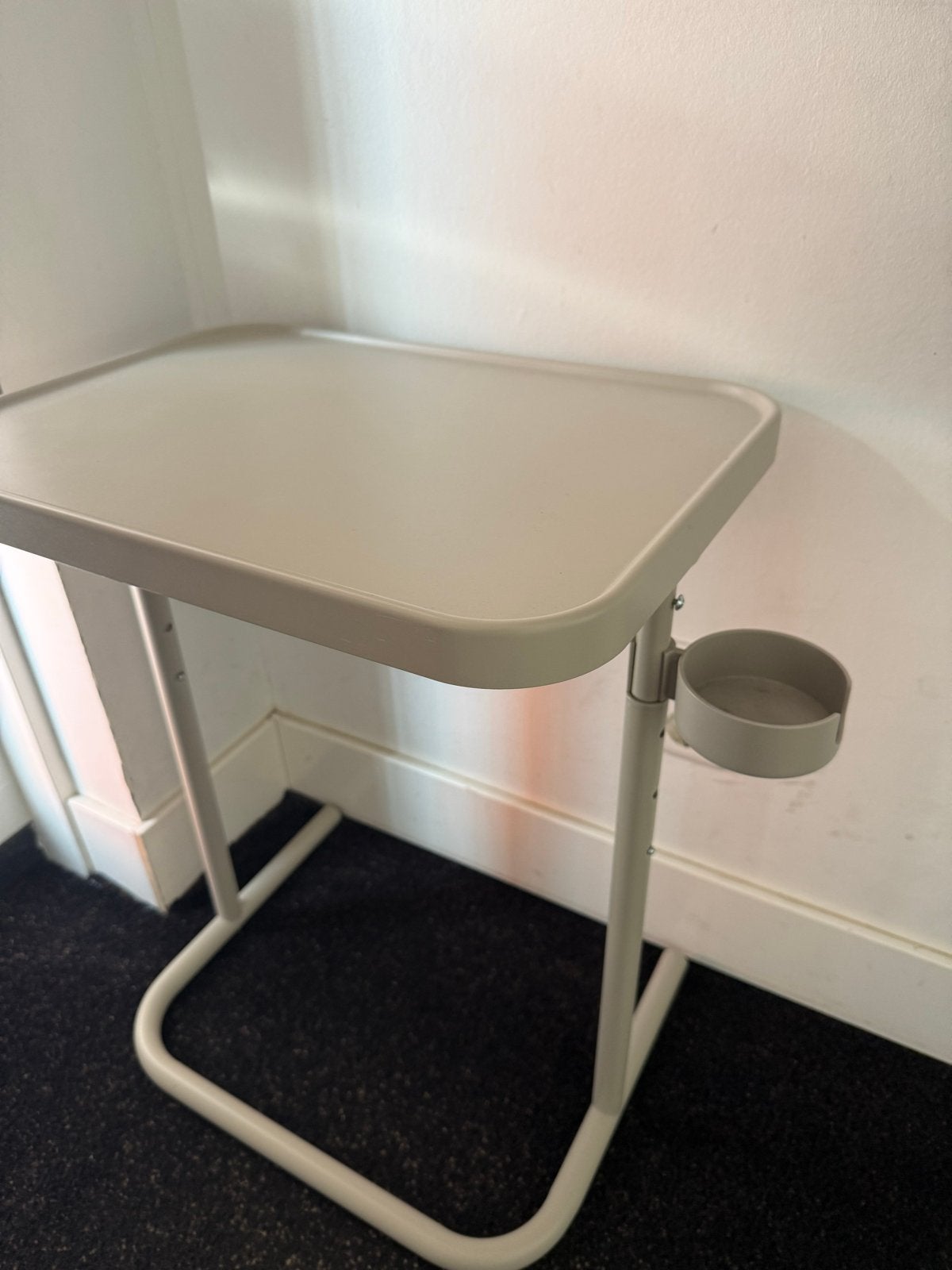 Ikea  vestelbaar  bijzettafeltje met bekerhouder, Ophalen, Minder dan 55 cm, Gebruikt, Metaal of Aluminium