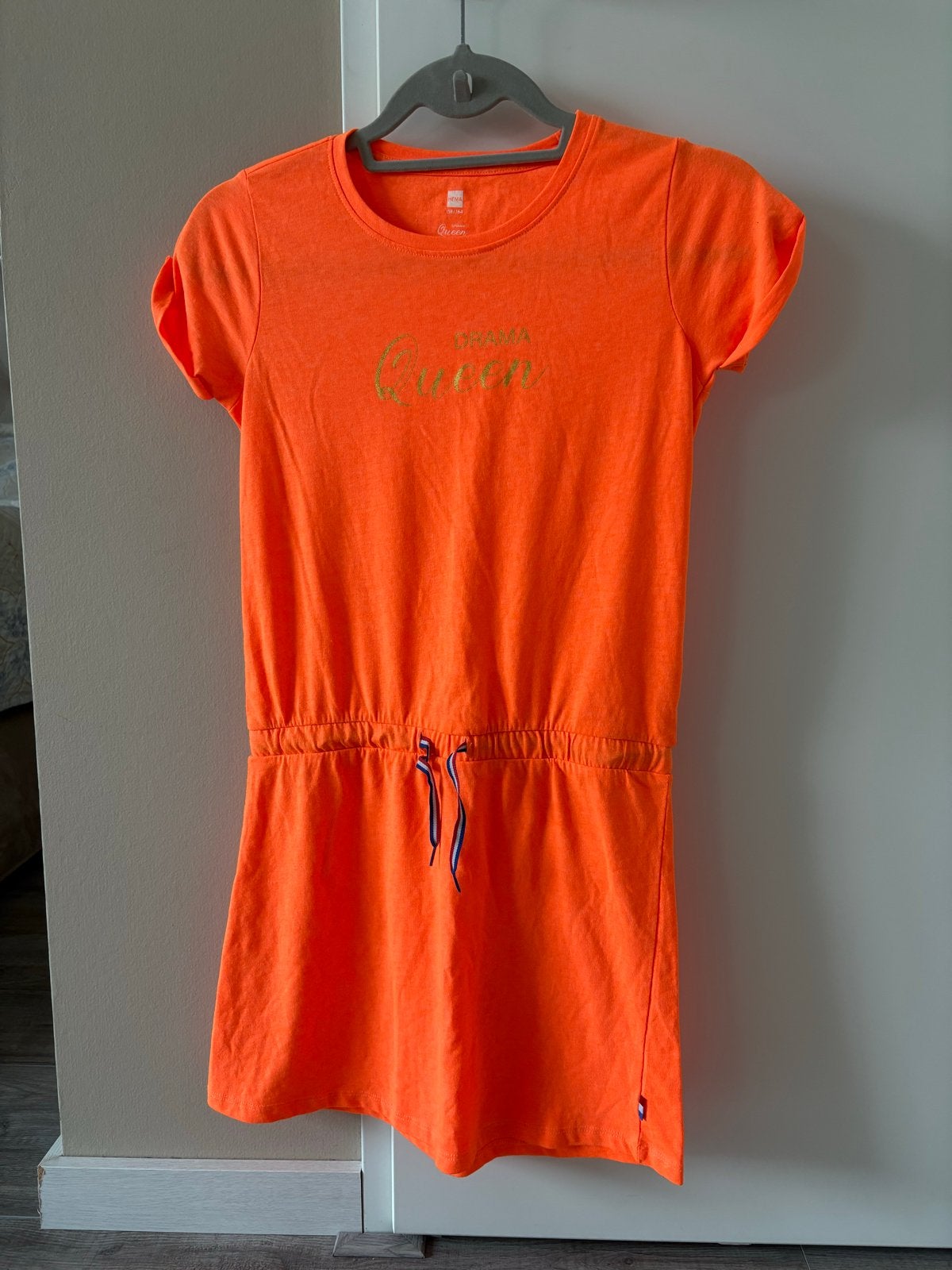 Nieuw! WK Hema Oranje Jurk 'Drama Queen' Maat 158/164, Ophalen of Verzenden, Nieuw, Meisje, Jurk of Rok